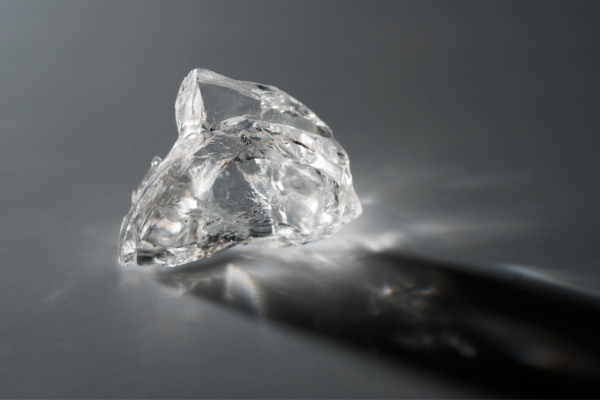 Diamante com pequenas rachaduras em uma superfície