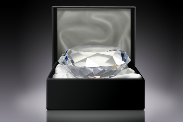 Diamante grande dentro de uma caixinha de joias