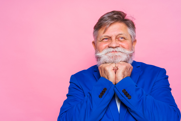 Oneinchpunch / Canva Homem mais velho com a cabeça apoiada nos punhos