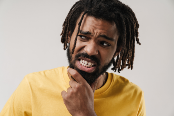 Dean Drobot / Canva Homem com expressão confusa