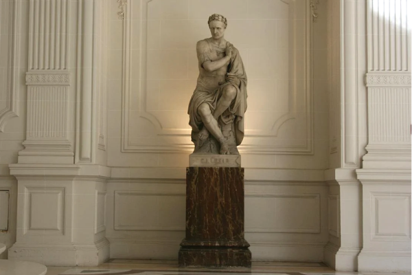 Estátua de Júlio César em um museu
