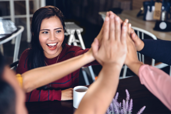 Ferlistockphoto / Getty Images / Canva Mulher entusiasmada com amigos