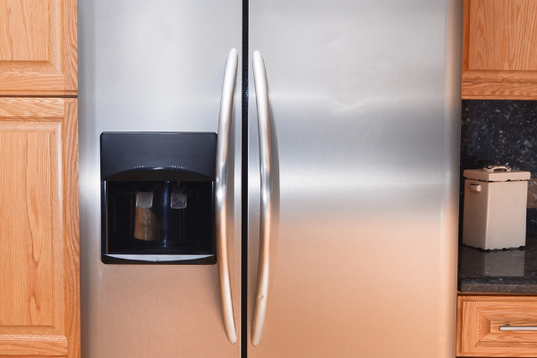 TokenPhoto / Getty Images Signature / Canva Geladeira prata de duas portas