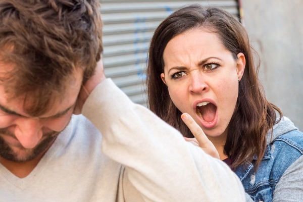 Juanmonino / Getty Images Signatures / Canva Mulher discutindo com um homem