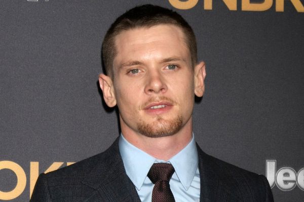 Jack O'Connell posando para foto em um evento