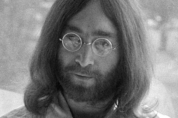 Imagem em preto e branco do cantor e compositor John Lennon