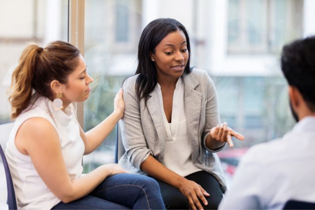 SDI Productions / Getty Images Signature / Canva Pessoas conversando em uma sala