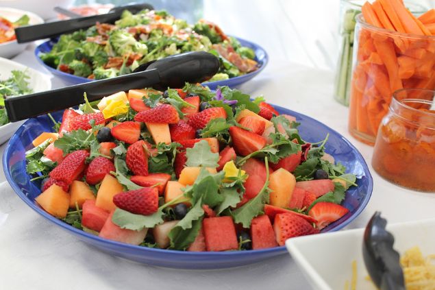 hagelund / Pixabay Imagem de salada com frutas na mesa e outras travessas de alimentos em volta