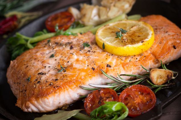 alle12 de Getty Images Signature / Canva Imagem de um salmão grelhado com legumes