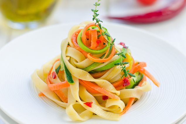 Ewgenija_s de Getty Images / Canva Imagem de um fettucine de cenoura no prato branco
