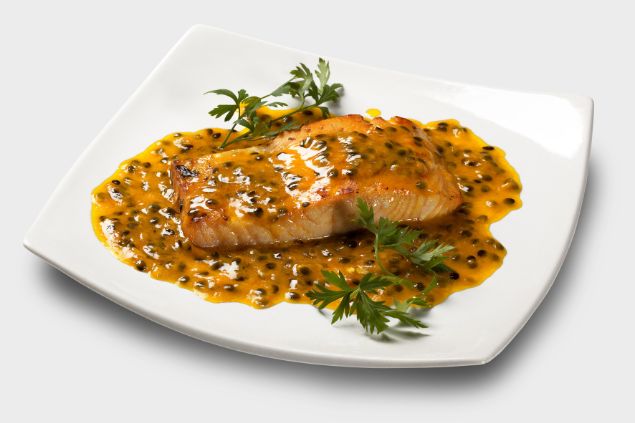 BrazilPhotos de Getty Images / Canva Imagem de salmão com molho de maracujá por cima