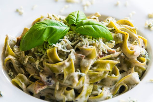 Toni Malinov de Getty images /Canva Imagem de espaguete de espinafre