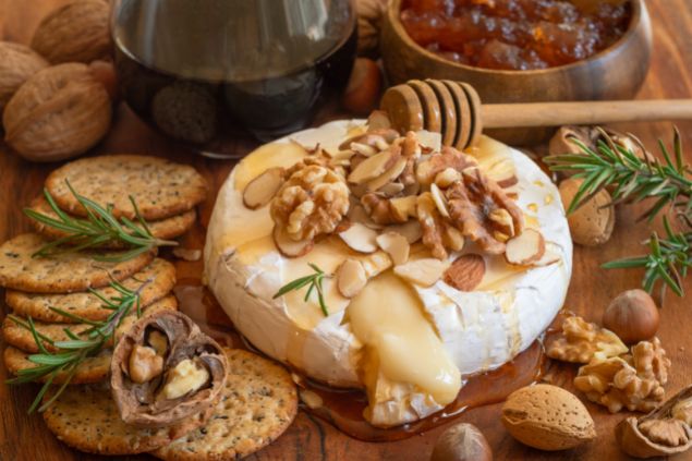 nadiasphoto de Getty Images / Canva Imagem de queijo brie com amêndoas