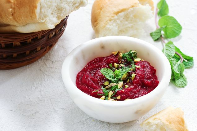 vm2002 / Canva Imagem de molho pesto de beterraba