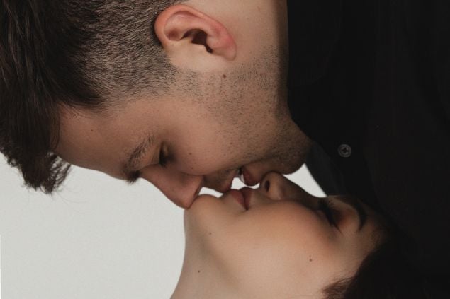 Imagem de um casal hétero se beijando