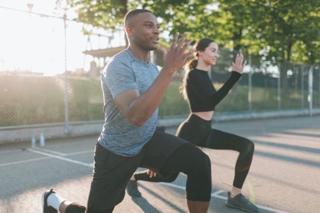 Imagem de um homem e uma mulher fazendo exercícios físicos