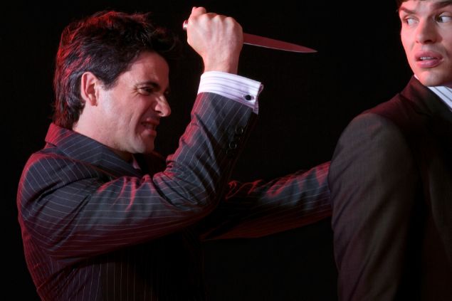 Imagem de um homem prestes a esfaquear o outro pelas costas