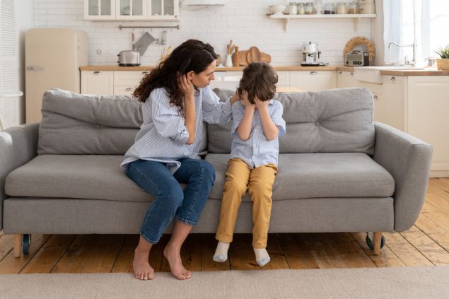 Imagem de uma criança chorando e sua mãe o amparando