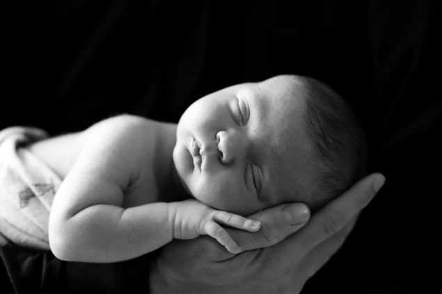Imagem em preto e branco de um bebê dormindo