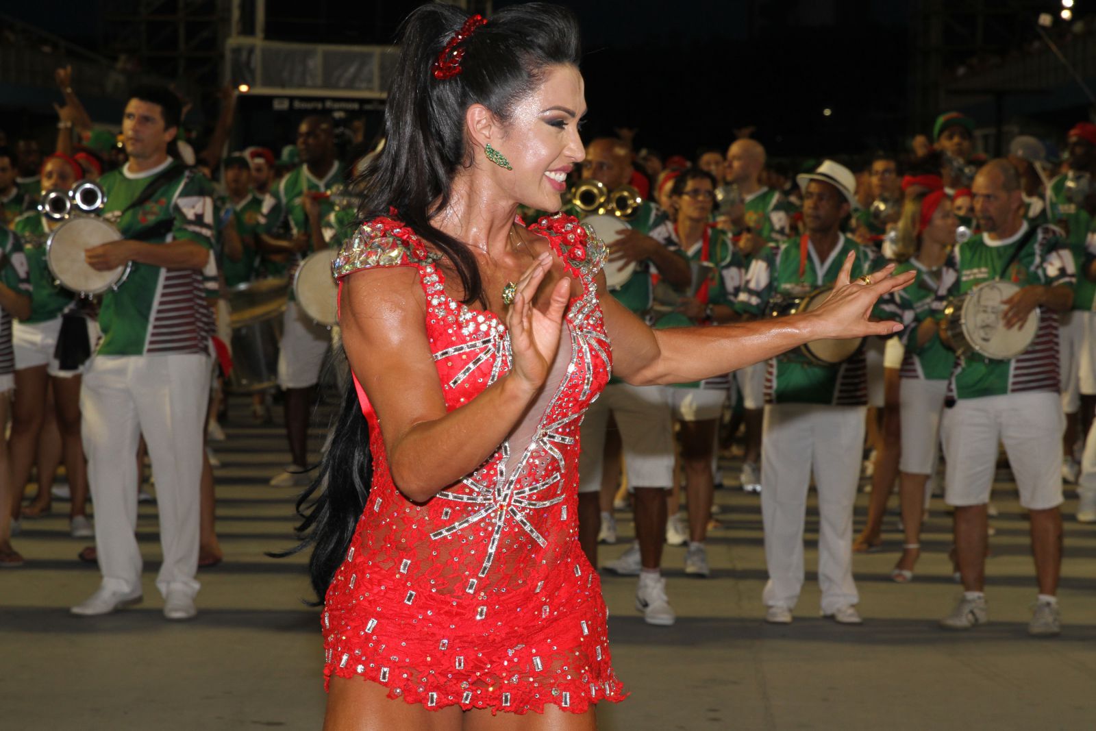 Gracyanne Barbosa sambando no carnaval com escola de samba