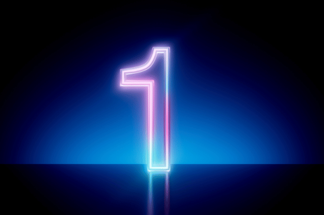 O número 1 feito de neon em cor de rosa está em destaque na imagem. Há um fundo azul atrás.