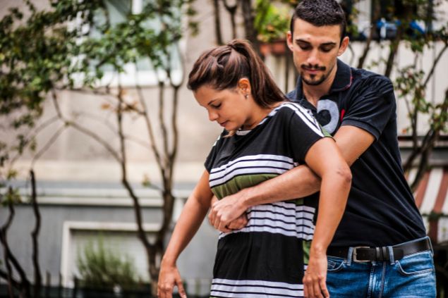 Pixel_away de Getty Images no Canva Homem segurando a namorada