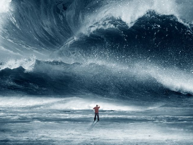 Kevin Carden / 123rf Homem diante de onda gigante