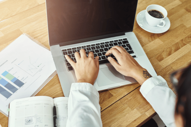 Conceito de rotina produtiva. Pessoa em frente do computador, trabalhando. 