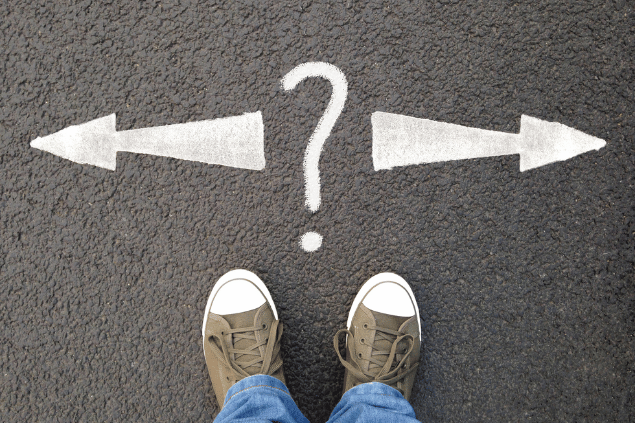 Pés no asfalto com setas apontando para a esquerda e para a direita. 