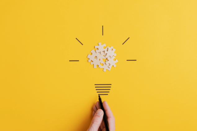 Lâmpada sobre fundo amarelo em visão e ideia conceitual.