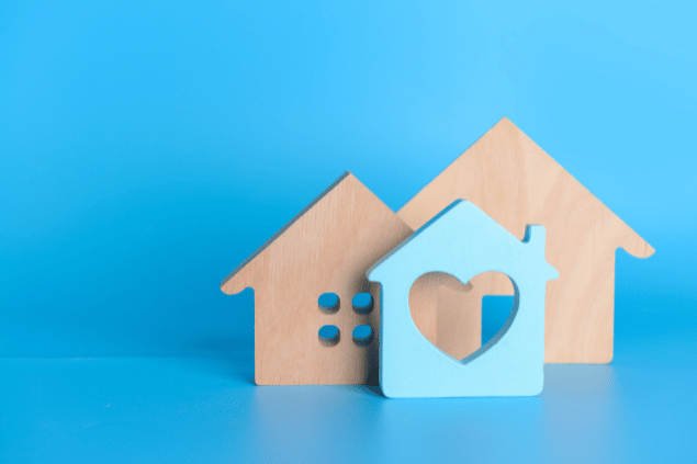 pixelshot / Canva Pro Figuras de casas. Conceito de imóvel e imobiliária.