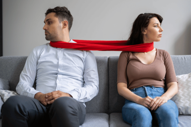 AndreyPopov / Getty Images / Canva Pro Casal de relacionamento codependente.