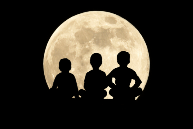 Irmãos em frente da lua. 