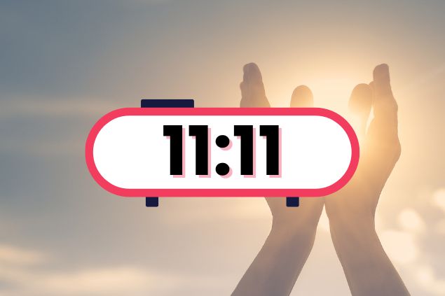 Imagem de um relógio marcando o horário 11:11 e de fundo a imagem de uma mão levantada para o céu.
