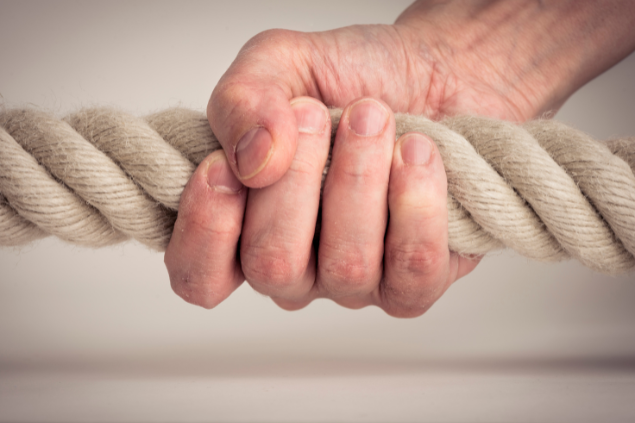 Pessoa segurando corda grossa