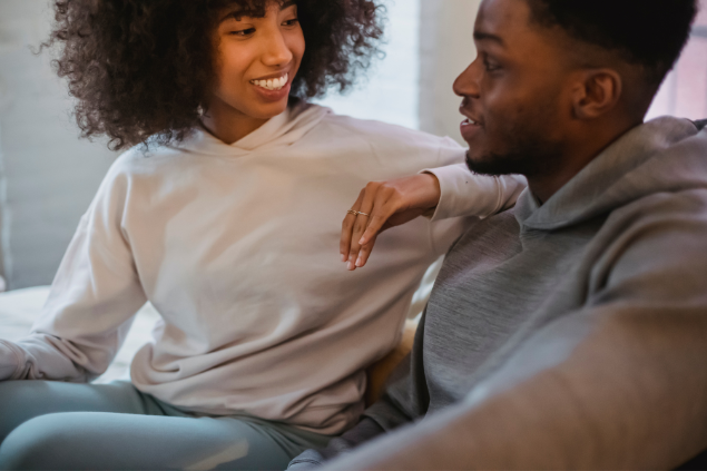 Duas pessoas conversando