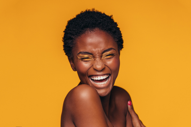 Mulher negra de pele retinta sorrindo