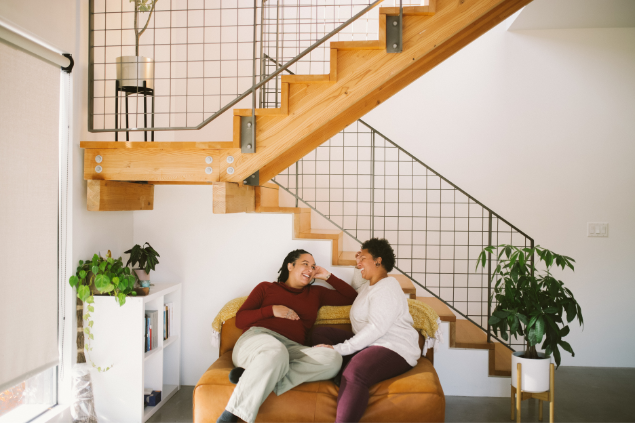 Pessoas sentadas no sofá conversando 