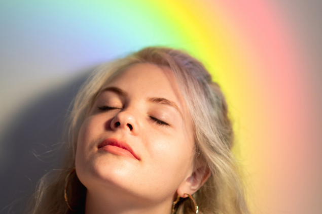 Mulher loira sob a luz colorida