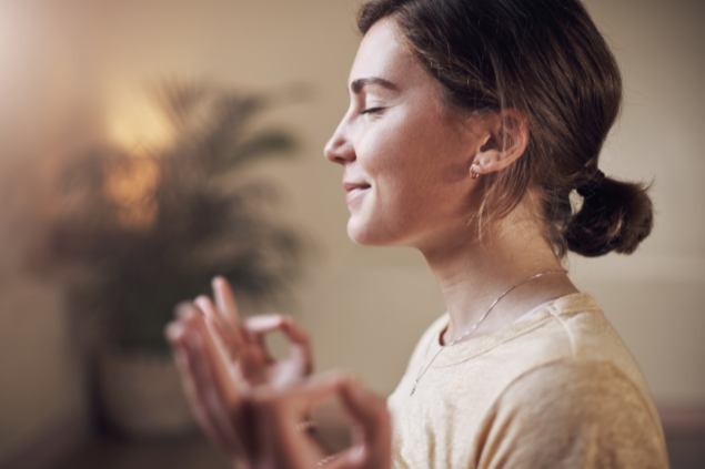 Mulher meditando 