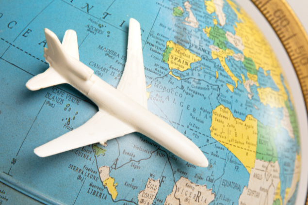 Avião de brinquedo ao lado de um globo terrestre