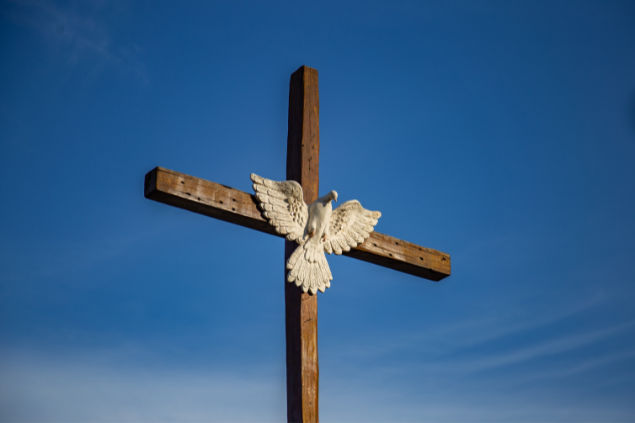 Representação do Espírito Santo em uma Cruz