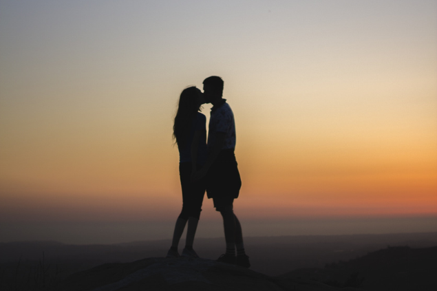 Silhueta de um casal se beijando