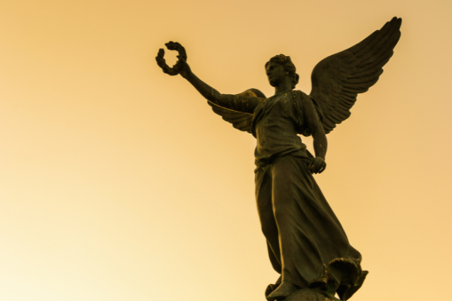 Estátua de anjo segurando um arco
