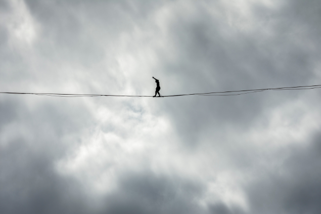 Pessoa andando em corda