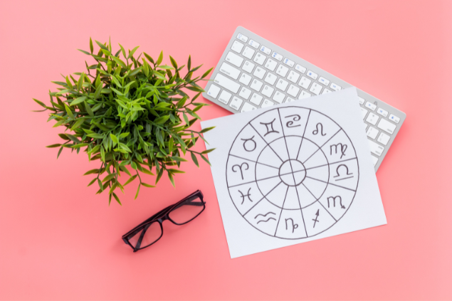 Mesa com folha com os símbolos dos signos