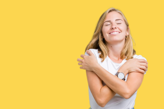 Mulher loira sorrindo enquanto 