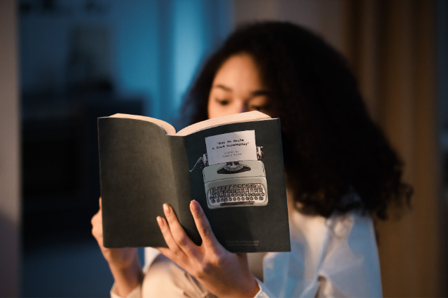 Mulher lendo um livro sentada