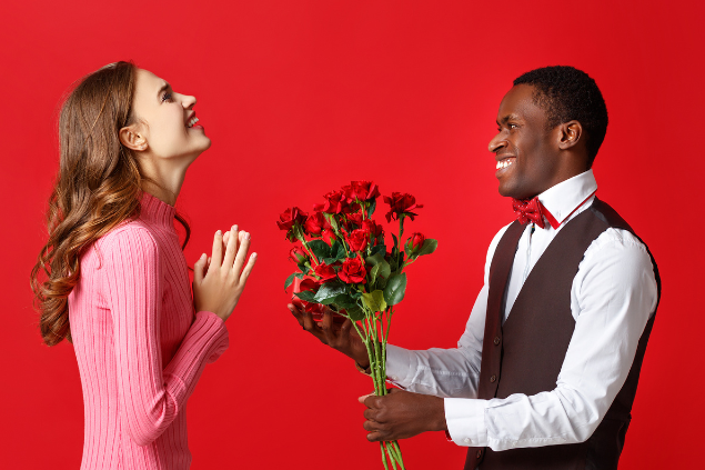 Homem presenteando mulher com buquê de flores