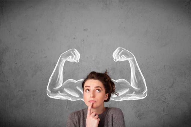 Mulher pensativa com um desenho de muques 